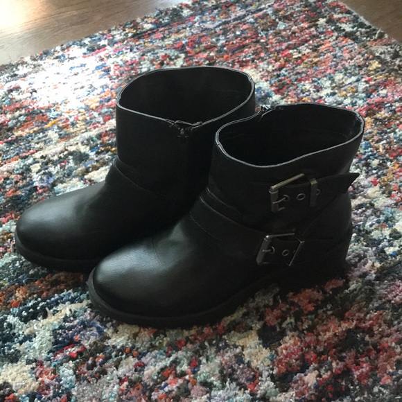 Black boots with silver buckles on the side, size 8 1/2, fits a bit large. - Picture 2 of 4